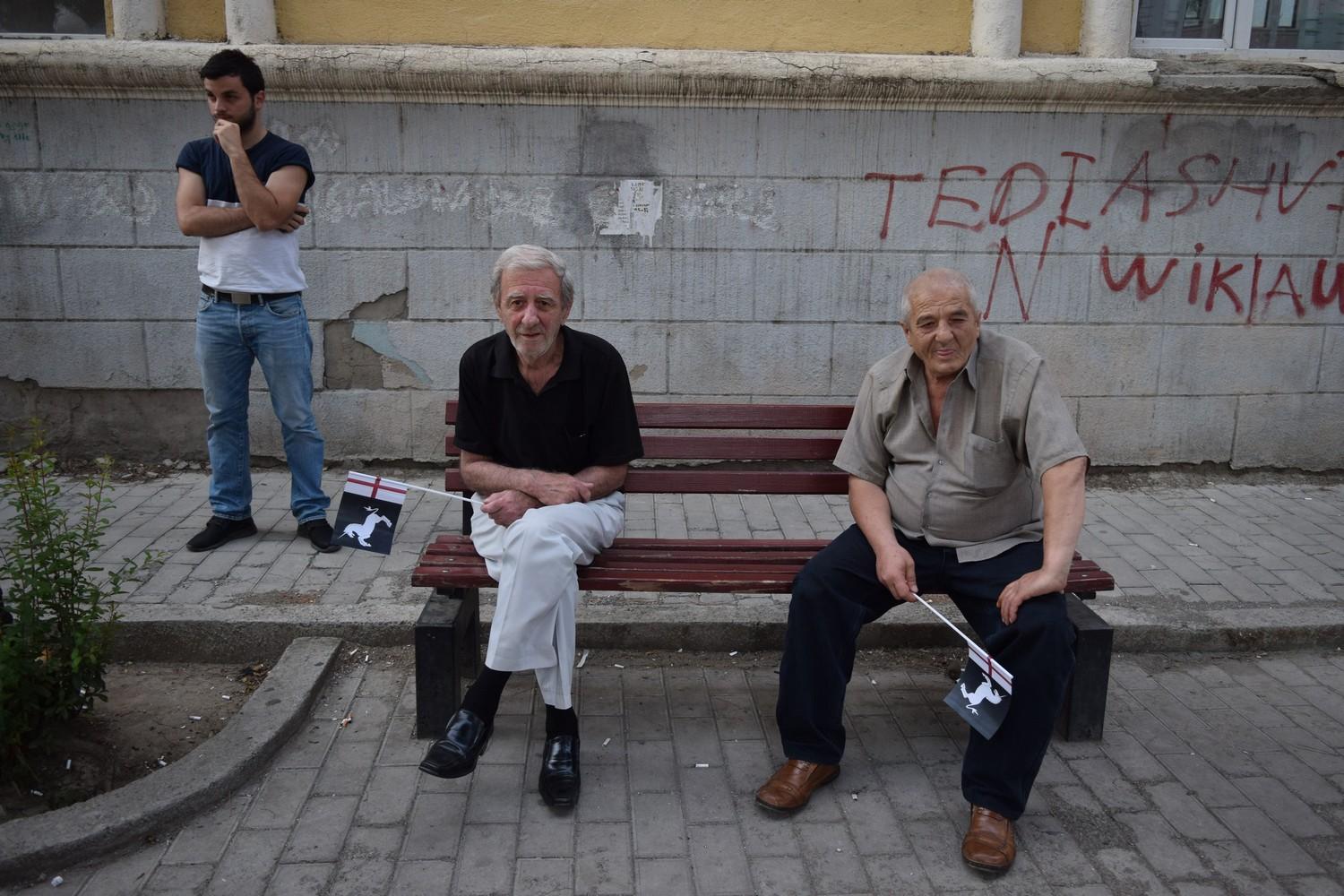 Georgian nationalists ‘block foreigners from public service hall’