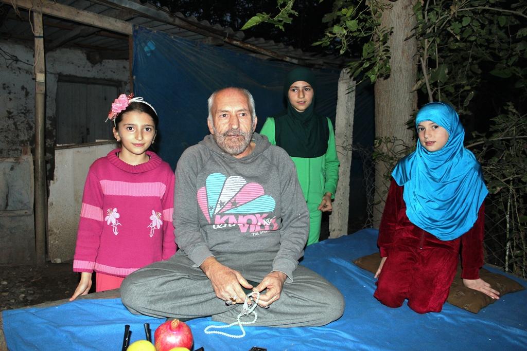 Seyid with his daughters (Seymur Kazimov /OC Media)