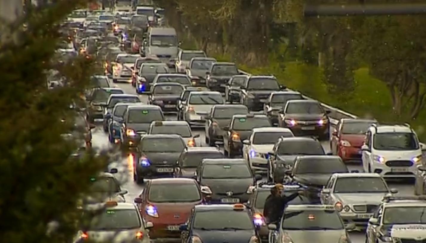 Hundreds of taxi drivers honk horns outside Bidzina Ivanishvili’s house against new regulations