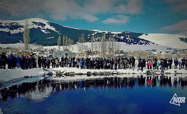 Video: Armen Simonyan from the village Eshtia took Epiphany cross out of the water (photos)