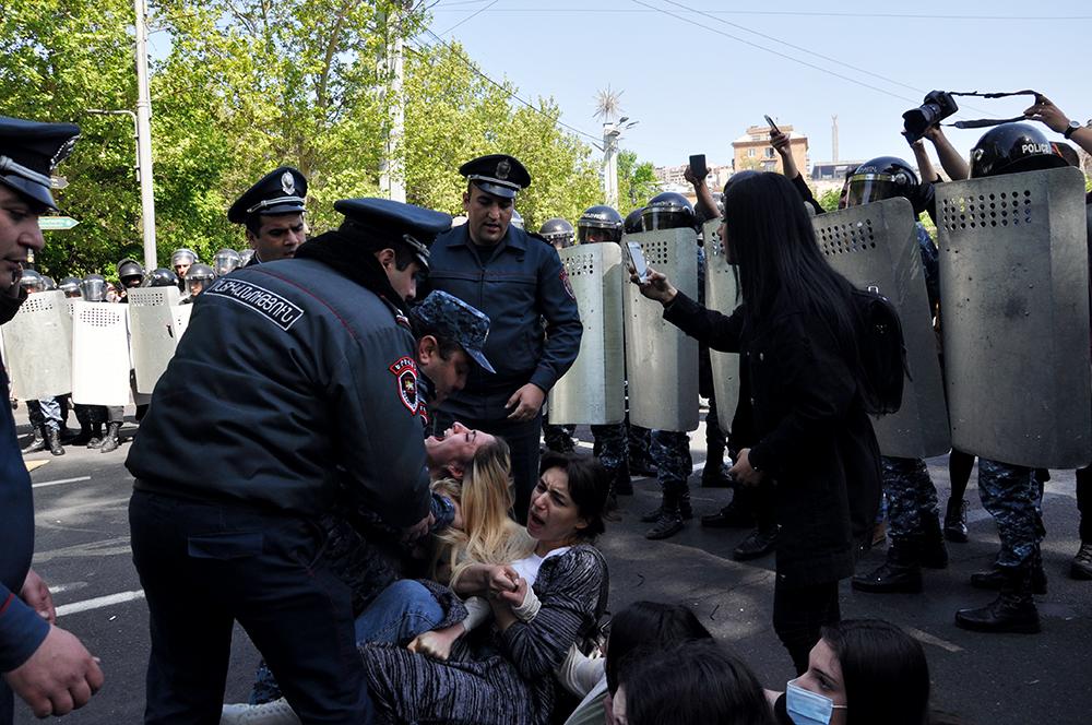 Mass detentions on Wednesday morning on Yerevan’s France Square (Mari Nikuradze /OC Media)