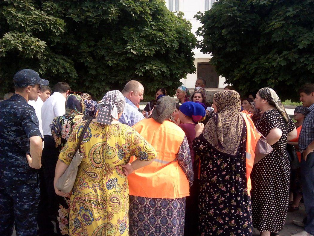 Cleaners protest in Makhachkala over non-payment of wages