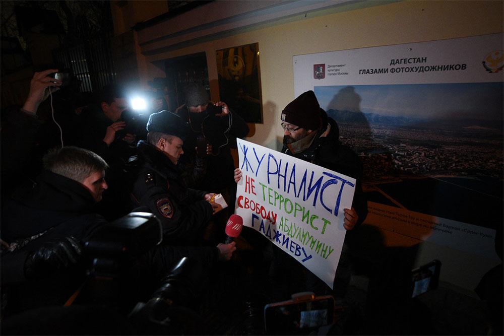 Novaya Gazeta Journalist Ilya Azar holding a banner reading: ‘A journalist is not a terrorist. Free Abdulmumin Gadzhiyev!’. Photo: Ivan Krasnov/RTVI.