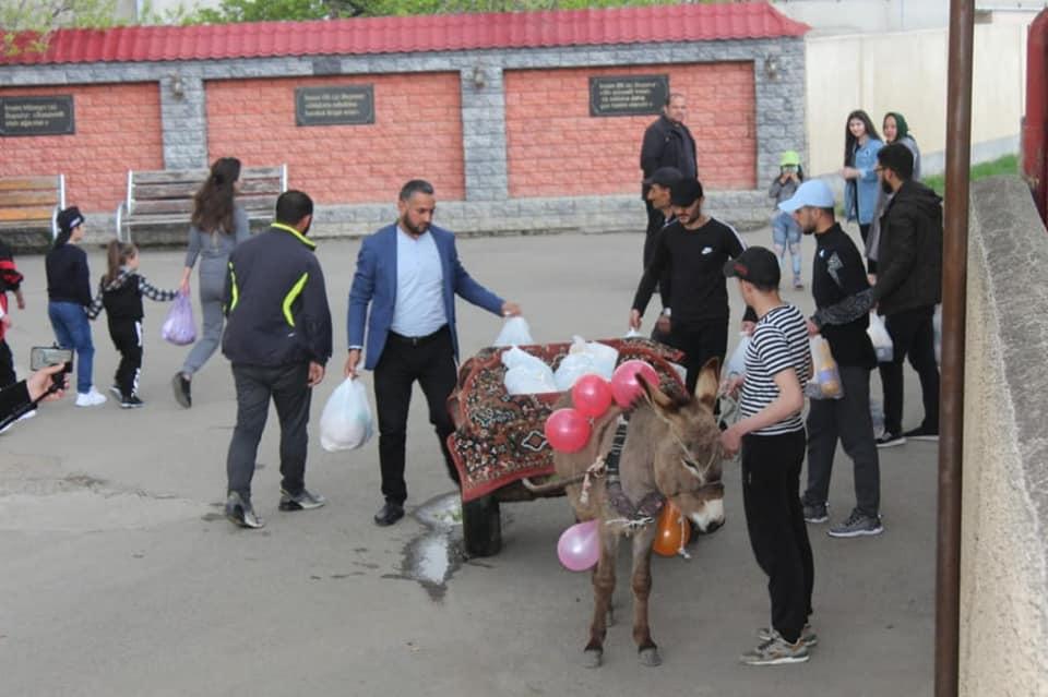 Distributing food via donkey. Photo: Mirtagi Asadov's Facebook Page.

