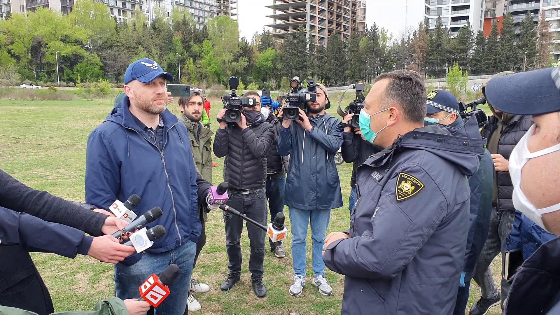 Zurab Japaridze facing a police officer. Photo: Dominik Cagara/OC Media.