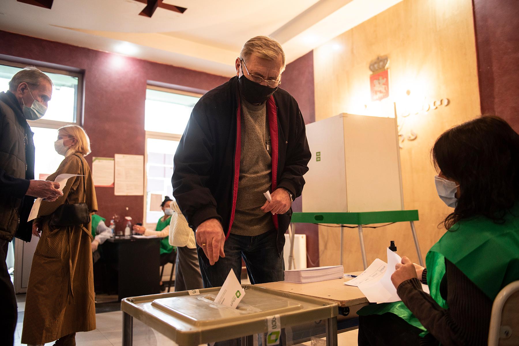 A man casts his vote in the ballot box in Tbilisi. Photo: Mariam Nikuradze / OC Media