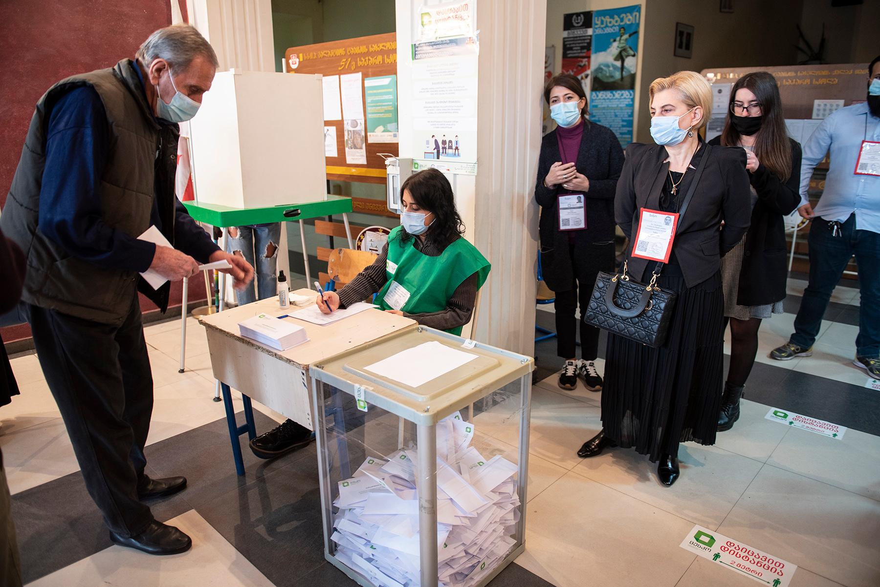 A man casts his ballot in Tbilisi. Photo: Mariam Nikuradze/OC Media.