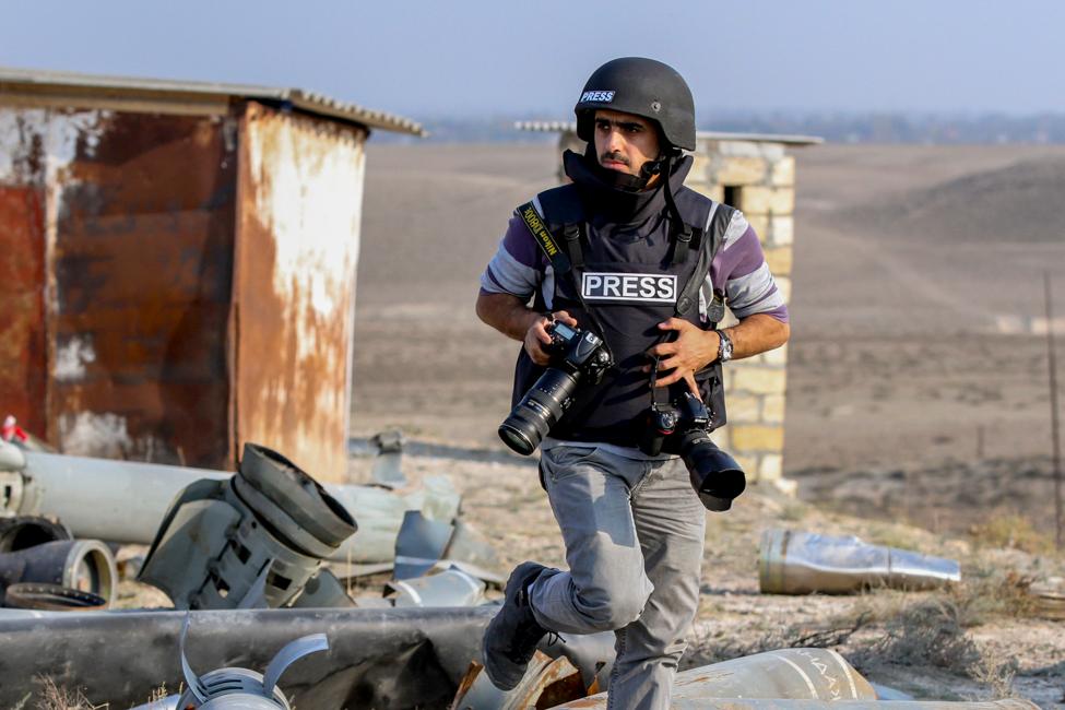 Ahmad Mukhtar reporting near the front. Photo: Famil Mahmudbayli.