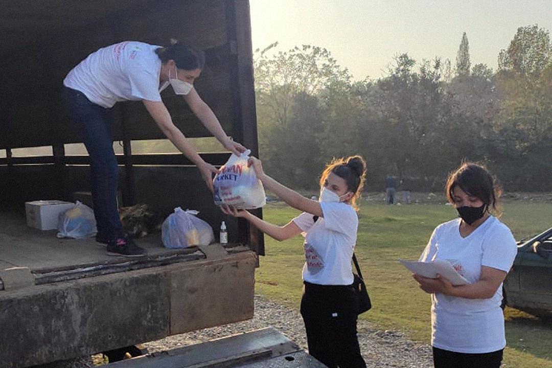 Ulviyya Babasoy and other volunteers load aid for displaced families onto trucks, Barda. Photo: Ulviyya Babasoy.