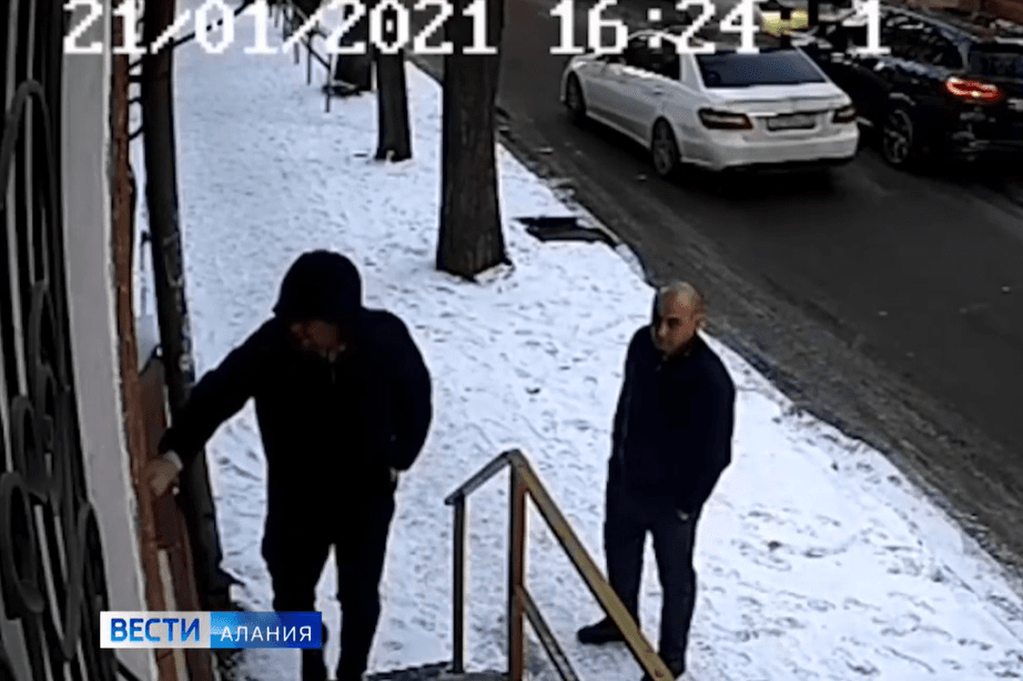 Footage of Deputy Defence Minister of South Ossetia, Sergei Kabisov,and another man entering the offices of Osnova on 21 January. Image via Alania TV.