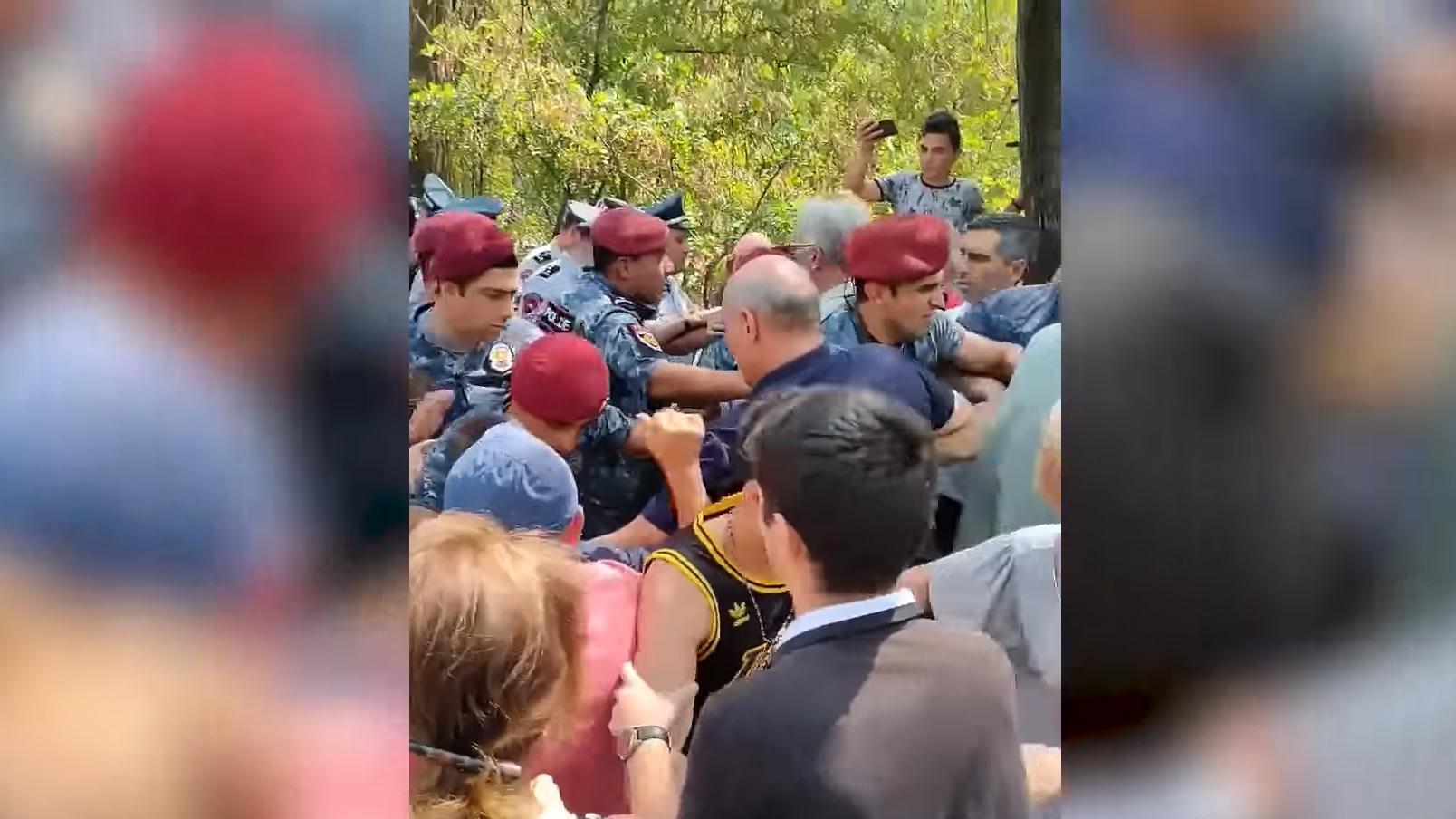 Police attempt to disperse protesters in Phys-Gorodok. Video still via News,am.