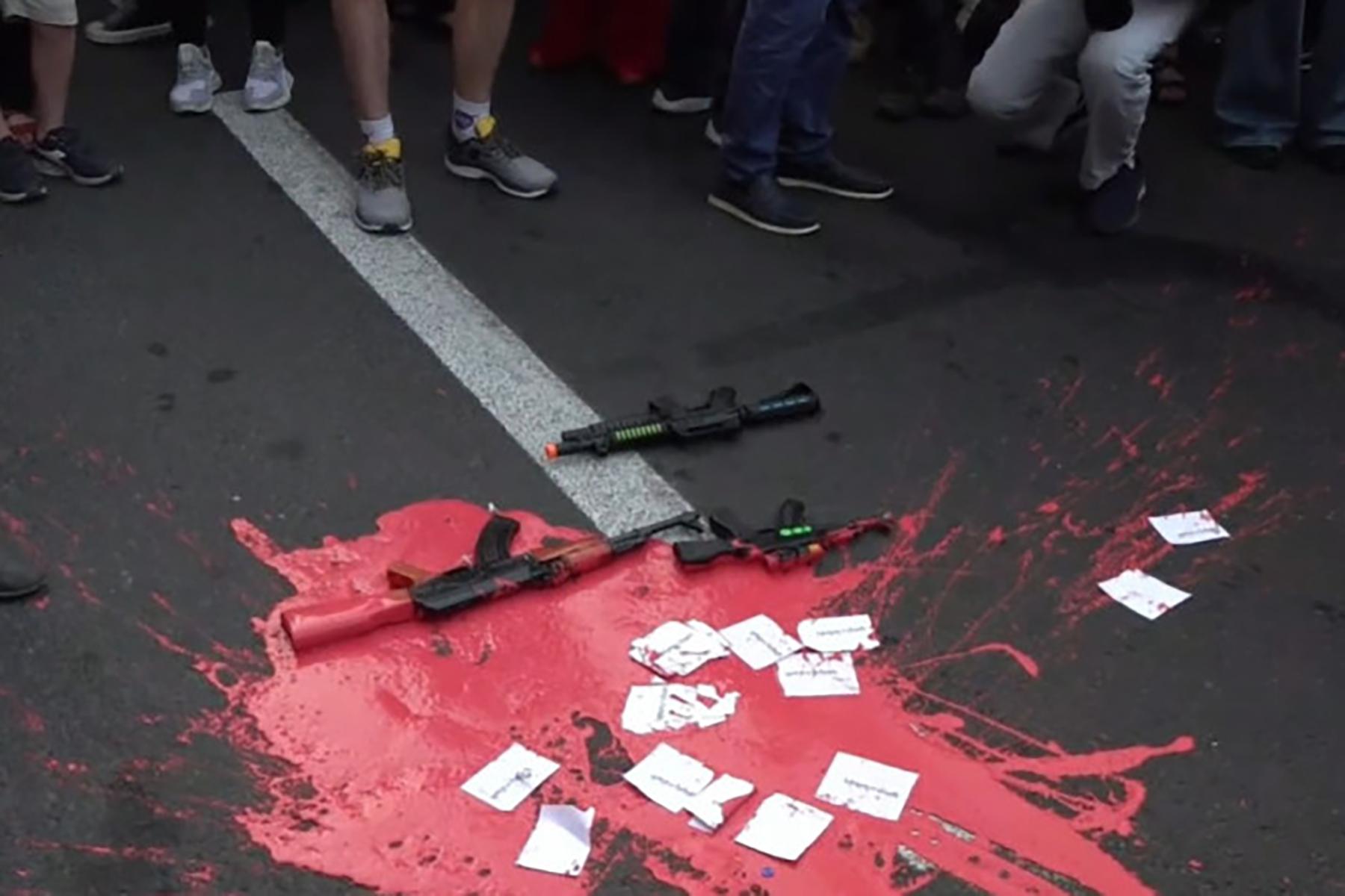 Red paint and toy guns in front of the Civil Contract office in Yerevan. Image via Panorama.am.