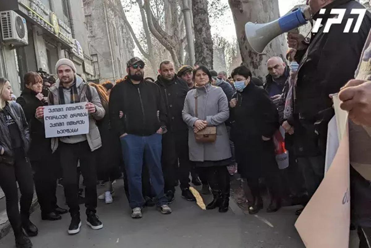 Paramedics and ambulance drivers protesting in Tbilisi on 17 January. Image via Interpressnews.