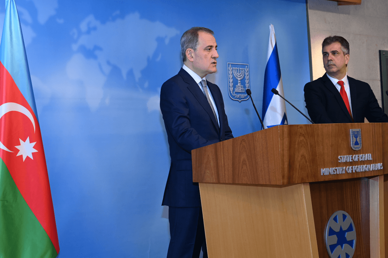 Azerbaijani Foreign Minister Jeyhun Bayramov (left) and his Israeli counterpart, Eli Cohen (right), at the opening of the Azerbaijani Embassy in Tel Aviv. Image via Azerbaijani Foreign Ministry.