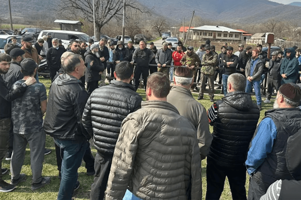 Residents of Pankisi’s Duisi village protest against the authorities’ refusal to allow Leila Kavtarova into the country. Image via Interpressnews.