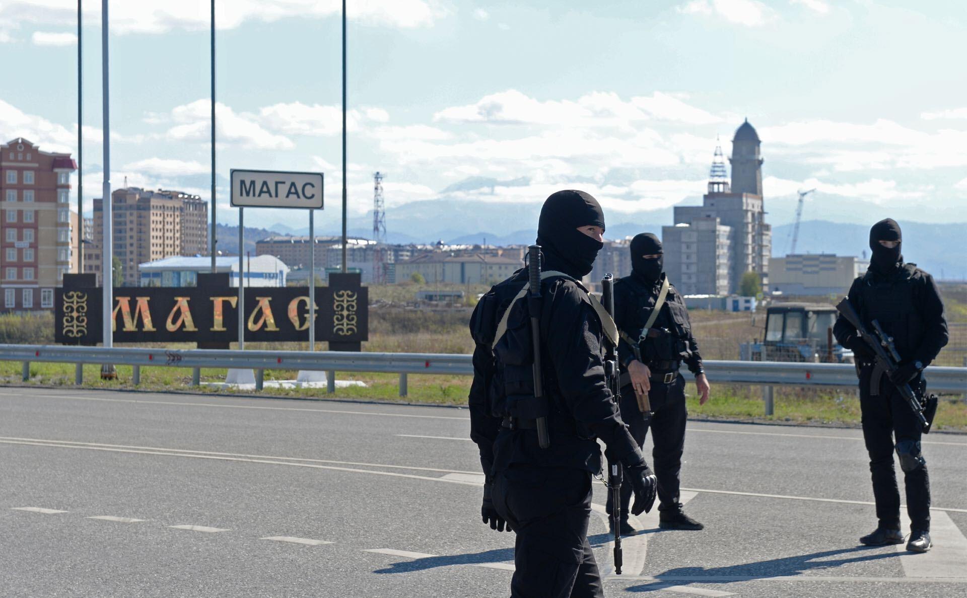 Law enforcement officers near Magas, the capital of Ingushetia. Photo: Said Tsarnayev/RIA Novosti