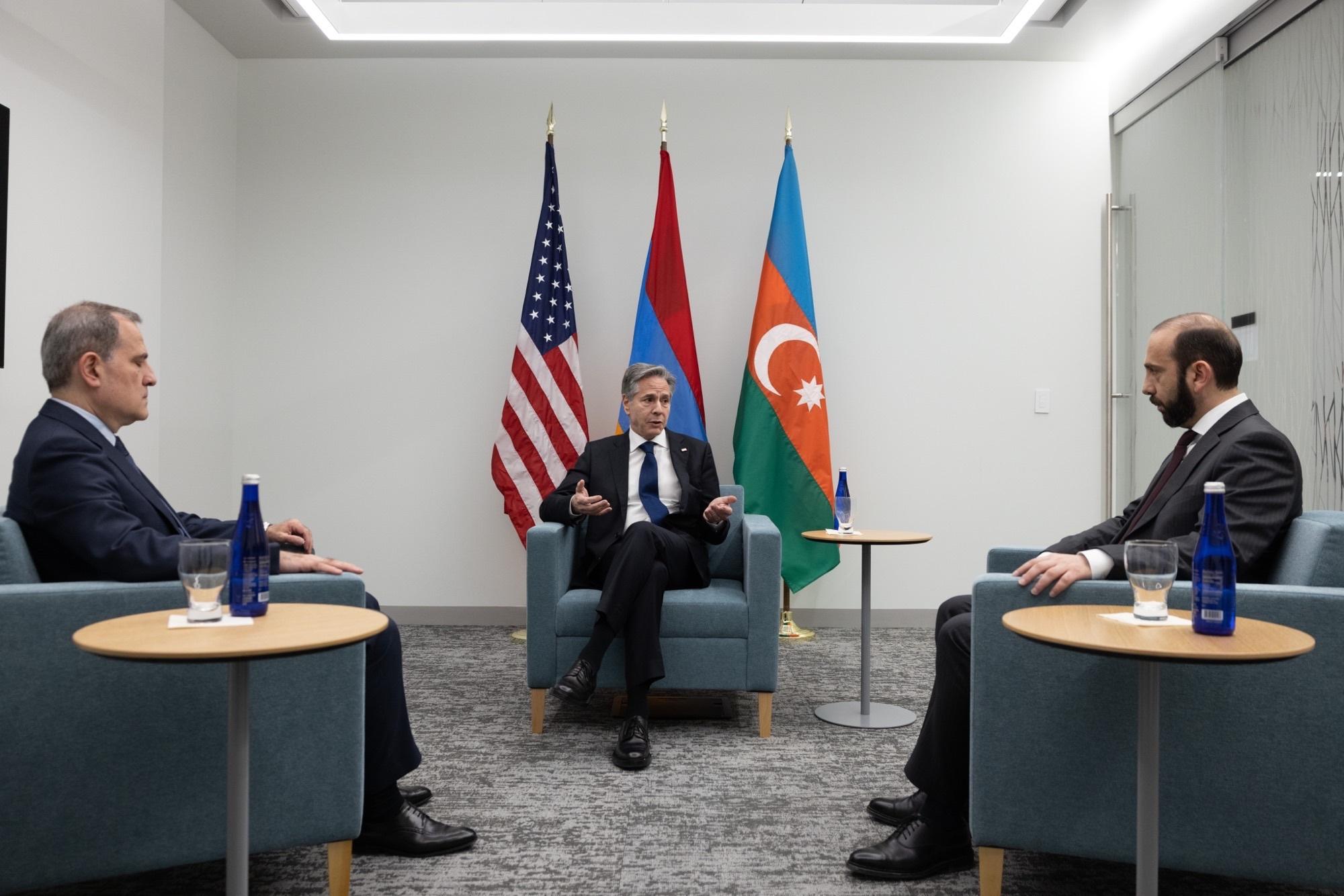 Azerbaijani Foreign Minister Jeyhun Bayramov (left), US Secretary of State Antony Blinken (centre), and Armenian Foreign Minister Ararat Mirzoyan (right). Image via Twitter.