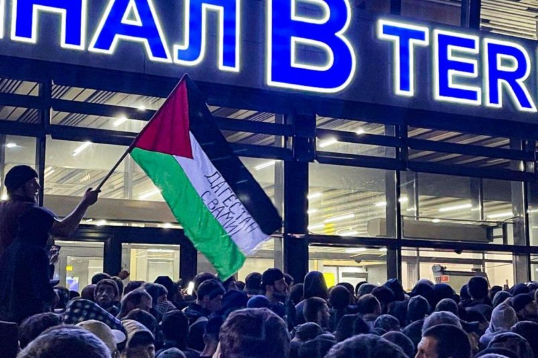 Protesters gathered outside the airport in Makhachkala, Daghestan. Photo: Ramazan Rashidov/TASS