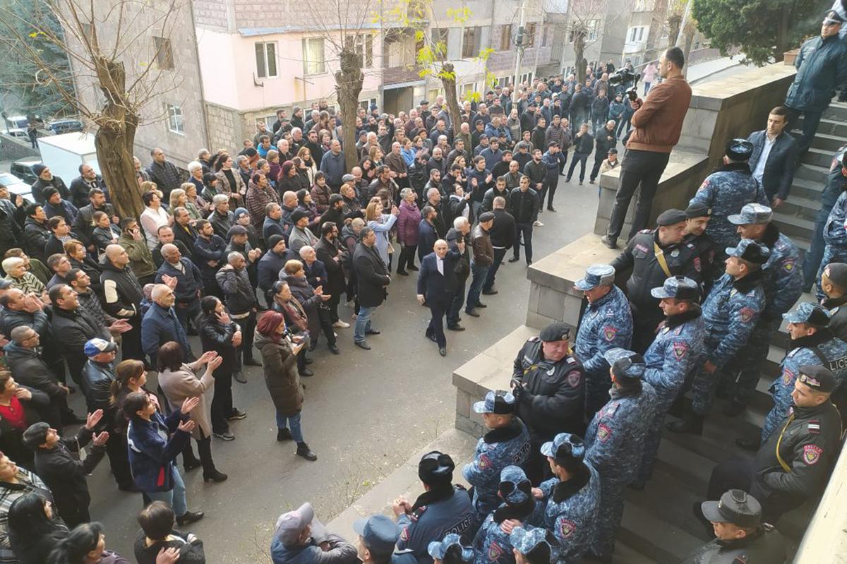 Demonstrators protesting against the ouster of Alaverdi mayor Arkady Tamazyan. Image via Civilnet.