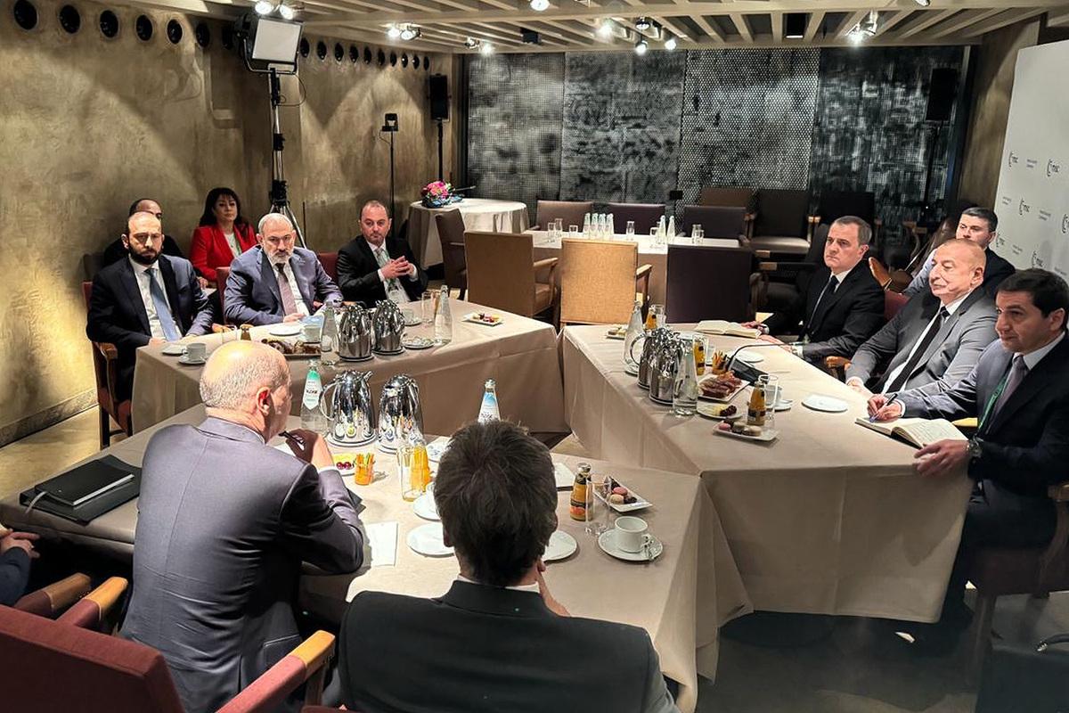 Armenian Prime Minister Nikol Pashinyan (left), German Chancellor Olaf Scholz (centre), and Azerbaijani President Ilham Aliyev  (right) in a trilateral meeting accompanied by officials from Armenia and Azerbaijan. Image via primeminister.am.