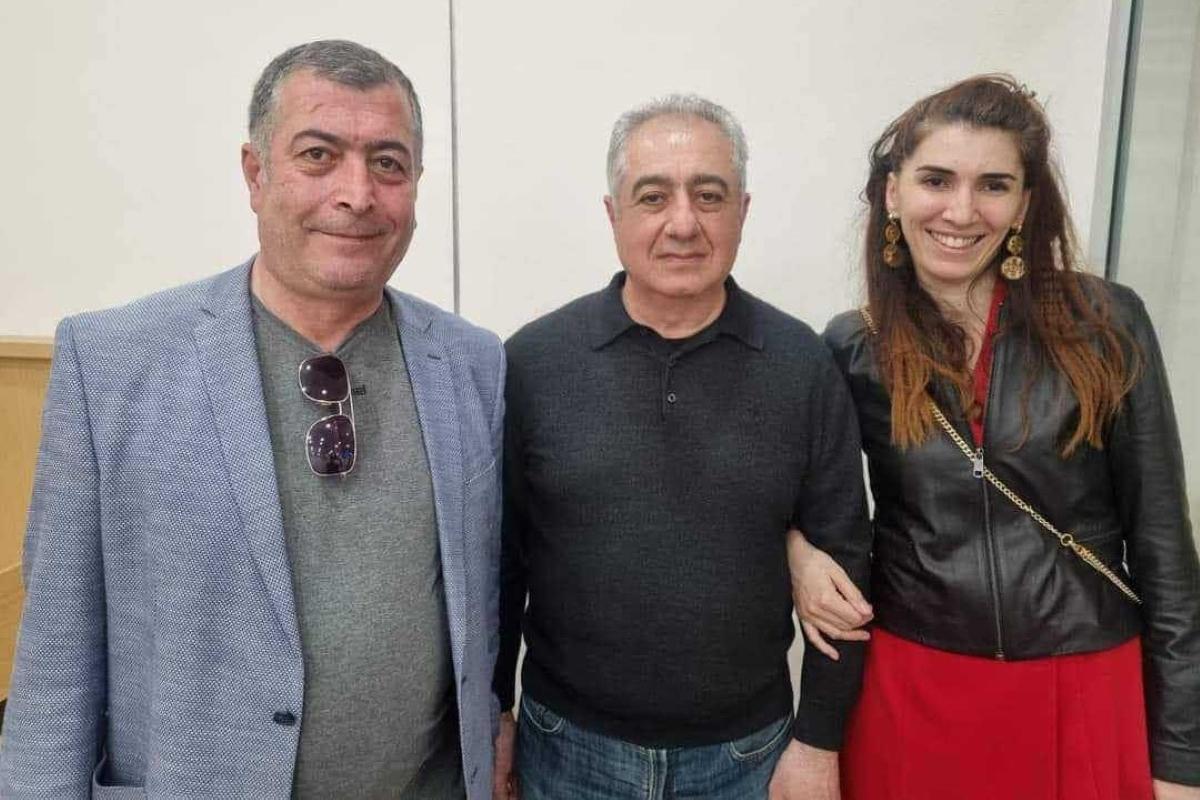 Gubad Ibadoghlu (centre) with two of his lawyers, Bahruz Bayramov and Zibeyda Sadigova upon his release. 
