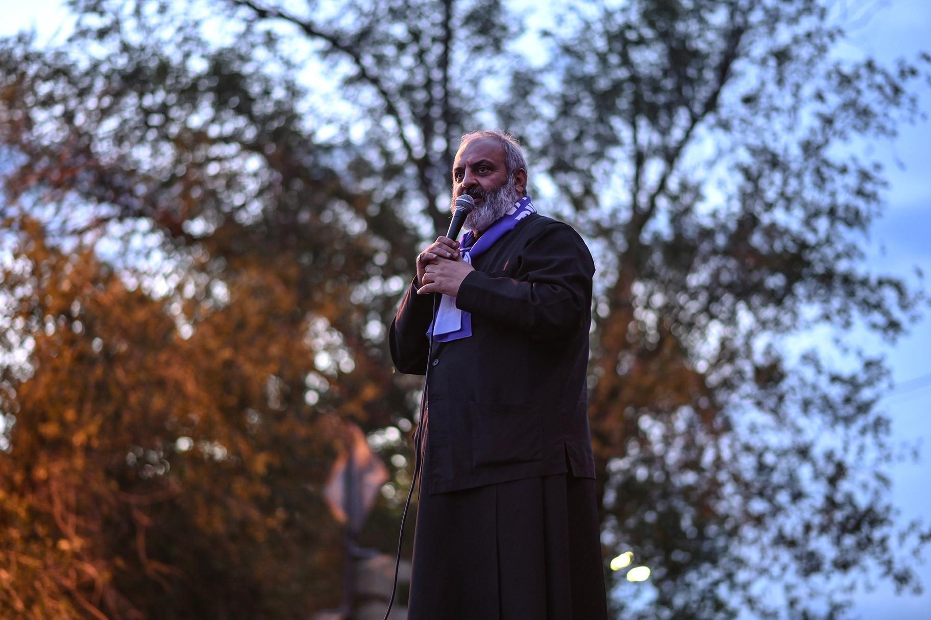 Archpriest Bagrat Galstanyan. Image via Hetq.