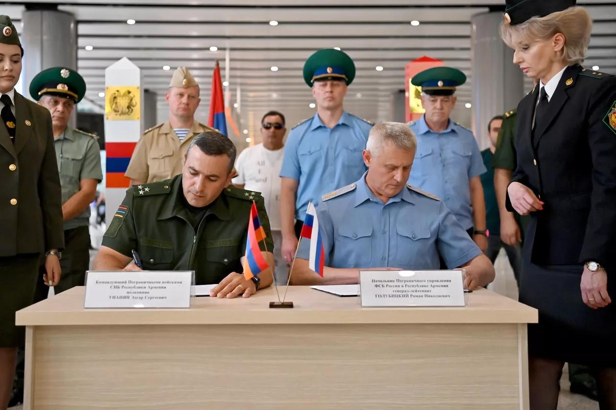 The head of the Russian border guards at the Yerevan airport handing over security protocols to Armenian border guards. Image via Sputnik Armenia.