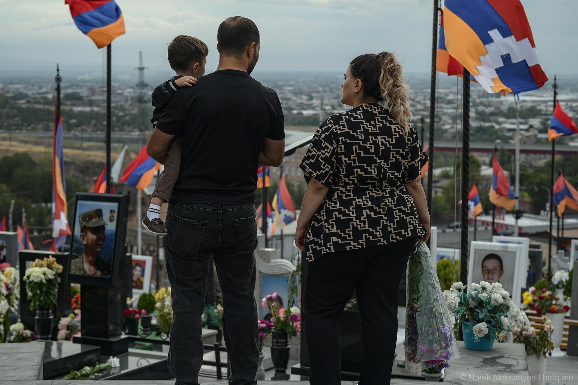 Nagorno-Karabakh Armenians commemorate the victims of the Nagorno-Karabakh conflict at Yerablur Cemetery. Image by hetq.am