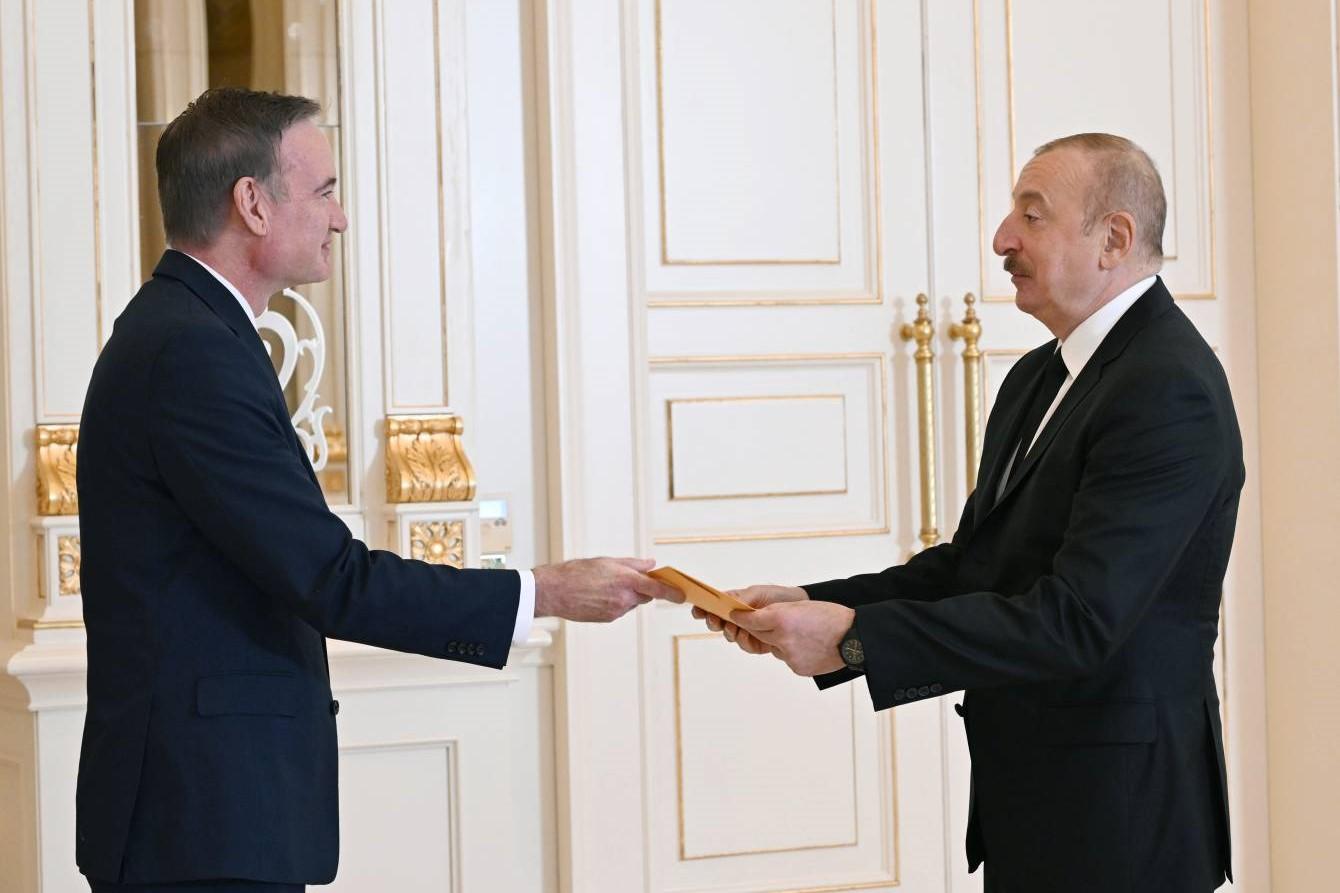 Senior Director for Europe at the National Security Council Michael Carpenter hands a letter from US President Joe Biden to Azerbaijani President Ilham Aliyev. Photo: President.az.