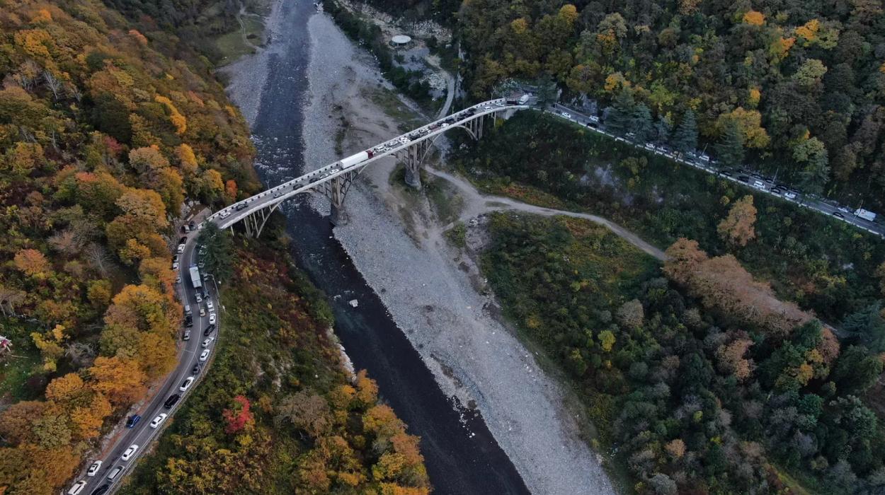 Abkhazia's Gumista bridge blocked by protesters. Image via Abkhaz World