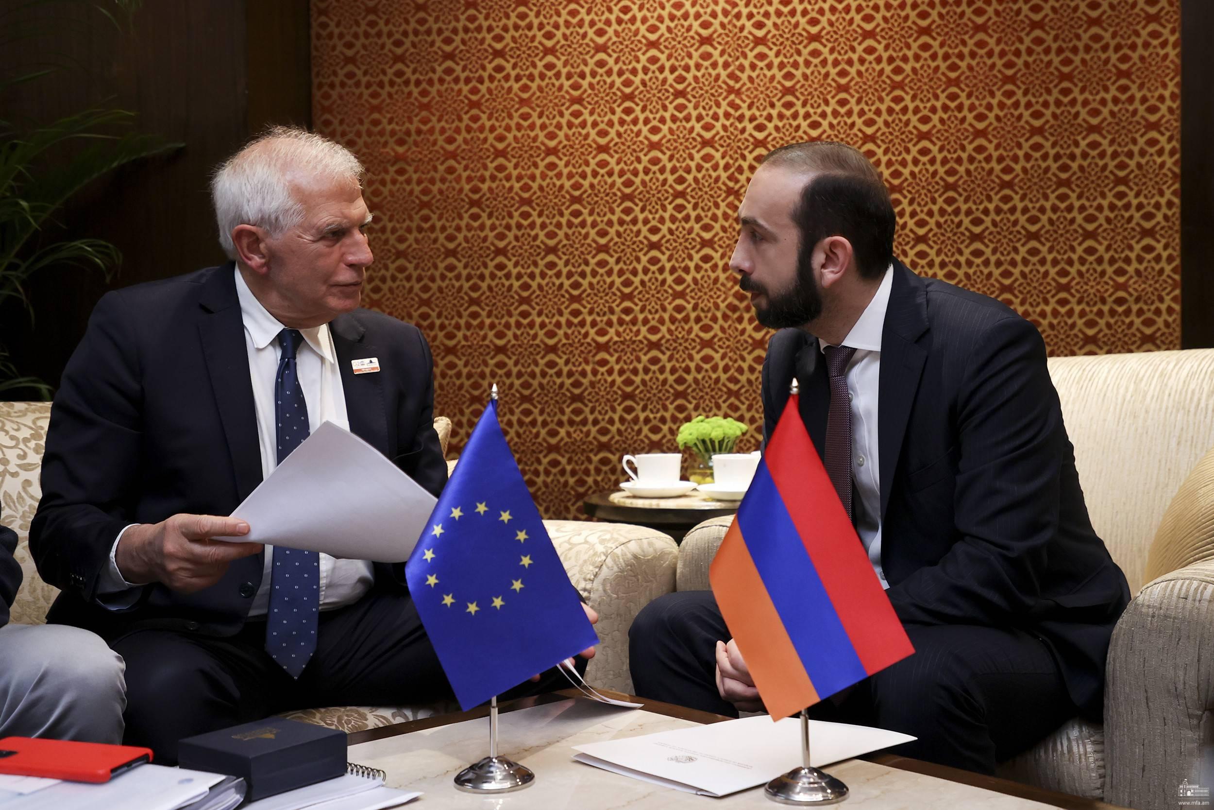 The High Representative of the European Union for Foreign Affaris and Security Policy, Joseph Borrell (left), meets with Armenian Foreign Minister Ararat Mirzoyan (right) in New Delhi. Official image. 