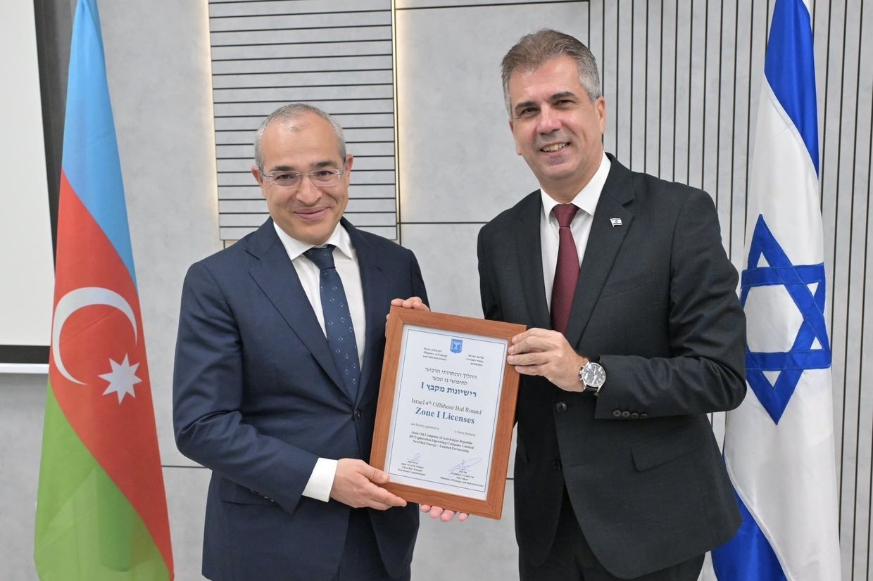 Azerbaijani Economy Minister Mikayil Jabbarov (left) and Israeli Energy and Infrastructure Minister Eli Cohen (right). Official photo.