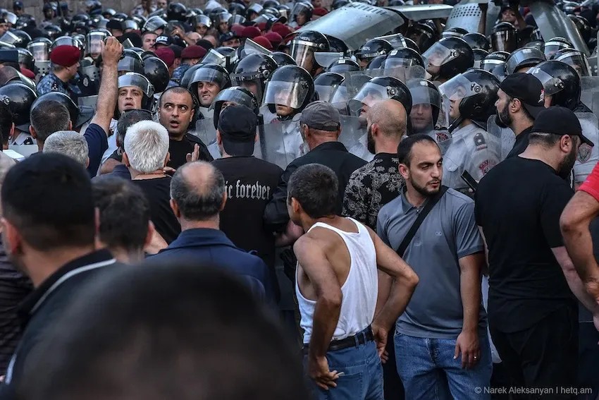 Protesters and policemen during protests by the Armenian Parliament in June 2024. Photo: Narek Aleksanyan/ Hetq,