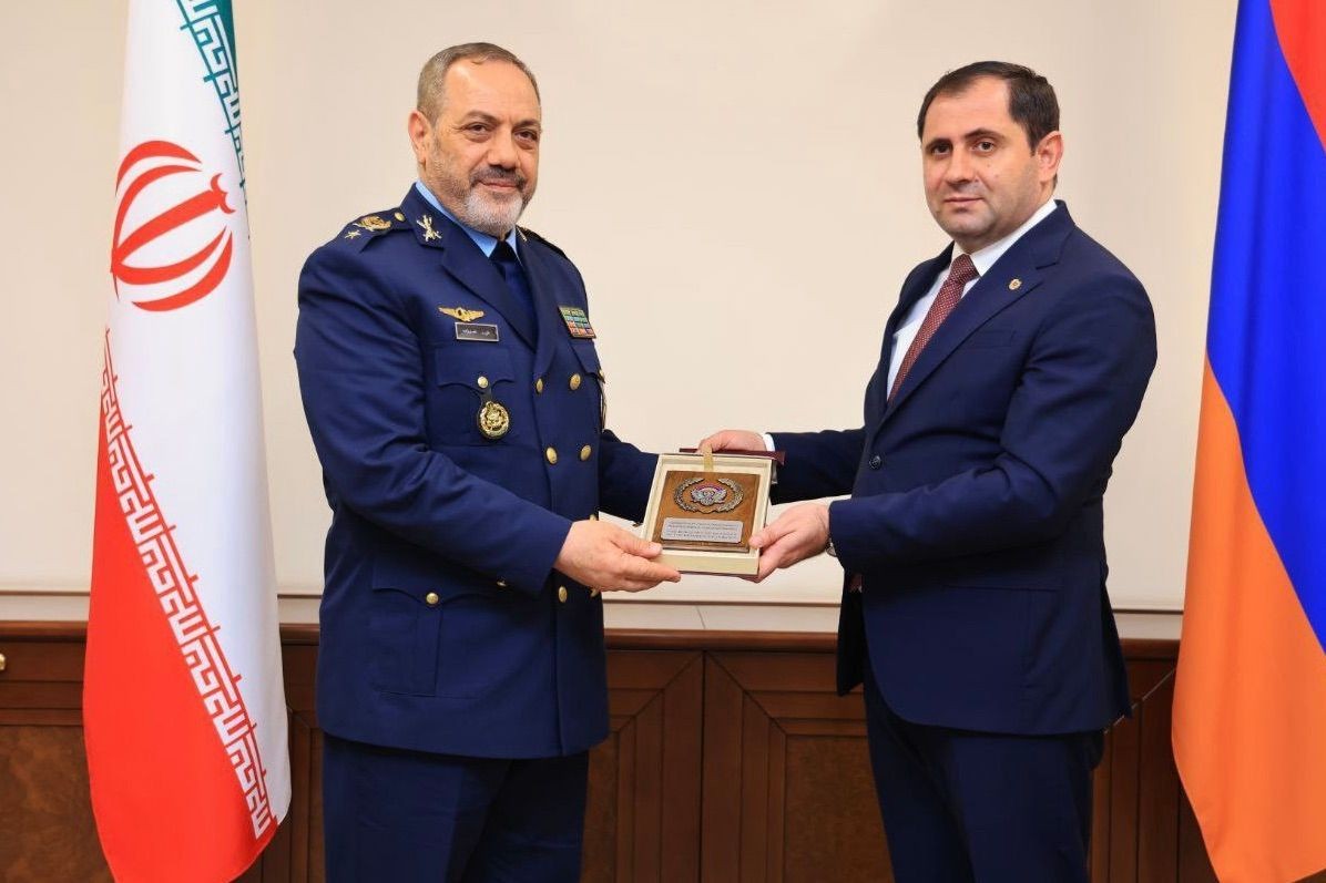 Iranian Defence Minister Aziz Nasirzadeh (right) with Armenian Defence Minister Suren Papikyan (right) in Yerevan. Official photo.