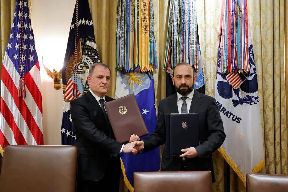 Azerbaijani Foreign Minister Jeyhun Bayramov (left) and Armenian Foreign Minister Ararat Mirzoyan (right). Official photo.