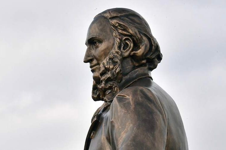 The sculpture of Ivan Aivazovsky in Stepanakert. Photo: Izvestia.