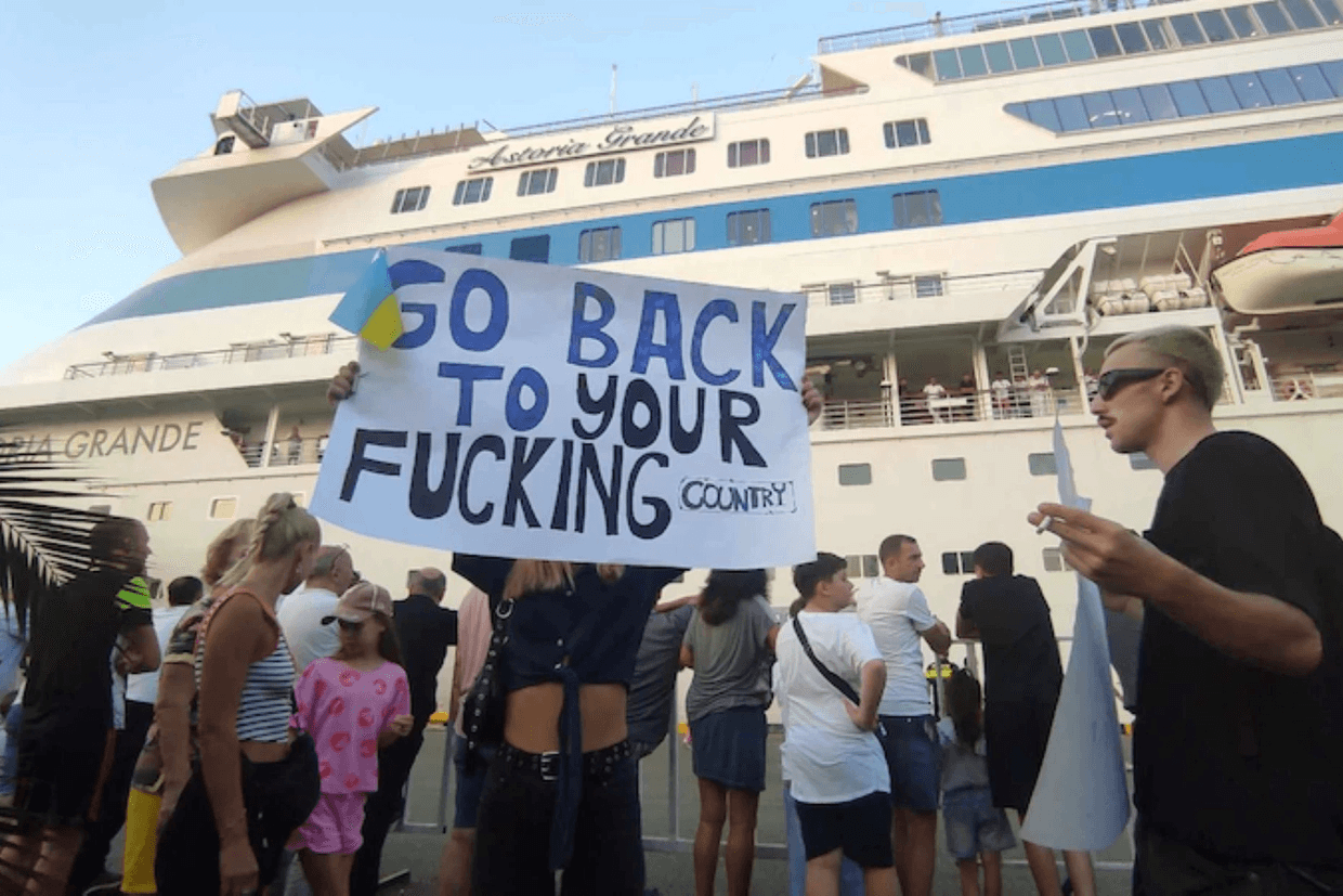 Protesters in Batumi demonstrating in front of the cruise liner carrying Russian tourists in 2023. Photo: Batumelebi/Manana Kveliashvili.