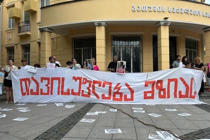 Protesters outside the courthouse hold a sign reading 'Freedom to Mzia'. Photo: Mikheil Gvadzabia/OC Media.