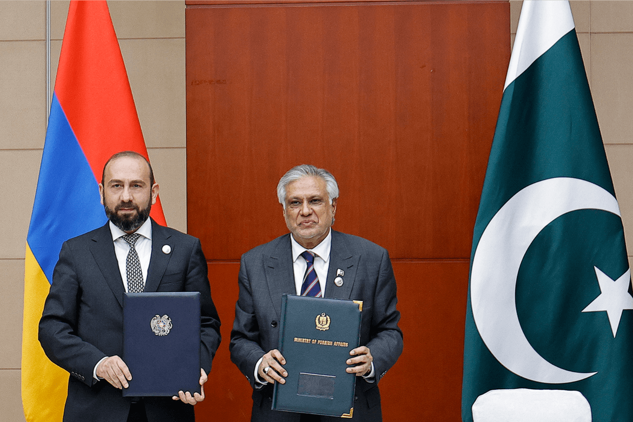 Armenian Foreign Minister (left) and his Pakistani counterpart Mohammad Ishaq Dar (right). Official photo.