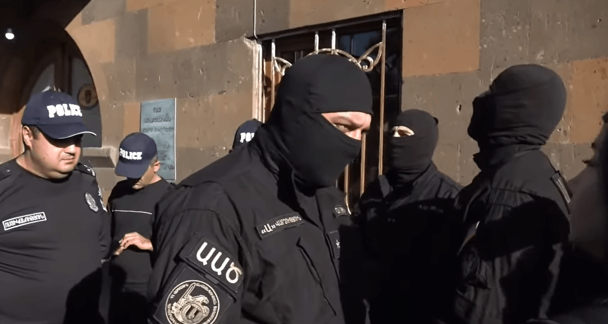 Armenia's National Security Service raids the headquarters of Aragatsotn diocese. Screengrab via <a href="http://news.am/" rel="noopener noreferrer">News.am</a>