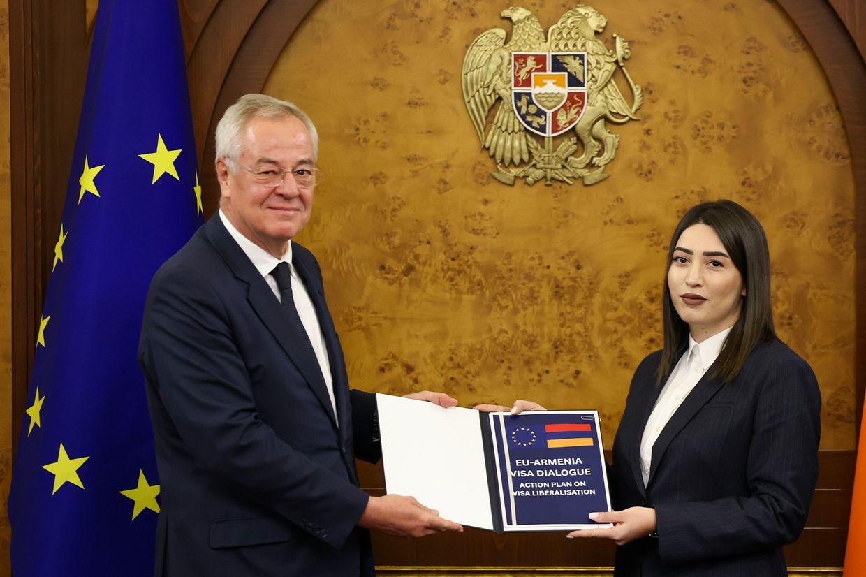 Johannes Luchner, the European Commission’s Deputy Director-General for Migration and Home Affairs (left) and Armenian Interior Minister Arpine Sargsyan (right). Official photo.