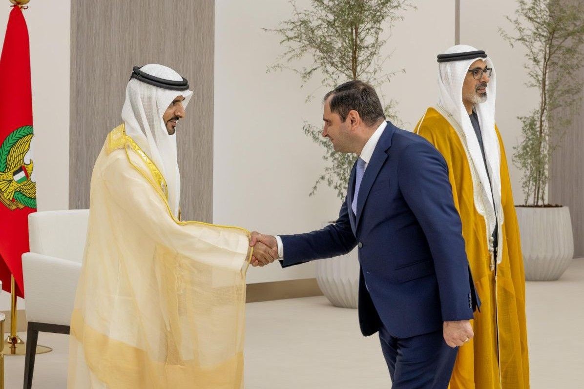 Armenian Defence Minister Suren Papikyan shakes hands with his UAE counterpart, Sheikh Hamdan bin Mohammed bin Rashid Al Maktoum. Official photo.