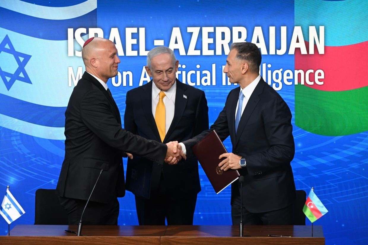 From left to right: Erez Eskel, head of Israel’s National Artificial Intelligence Directorate, Israeli Prime Minister Benjamin Netanyahu, and Azerbaijani Digital Development and Transport Minister Rashad Nabiyev. Official photo.