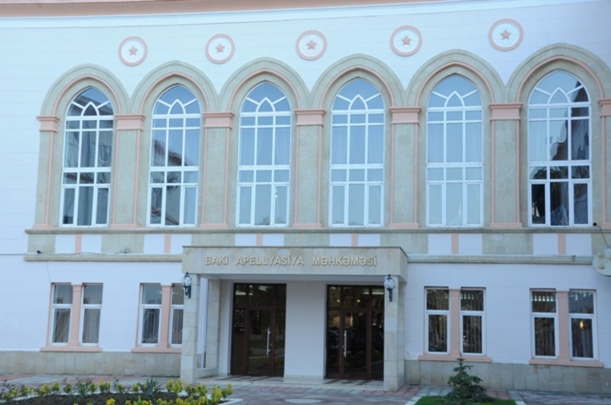 Confrontation at Baku court as pepper spray used against defendants