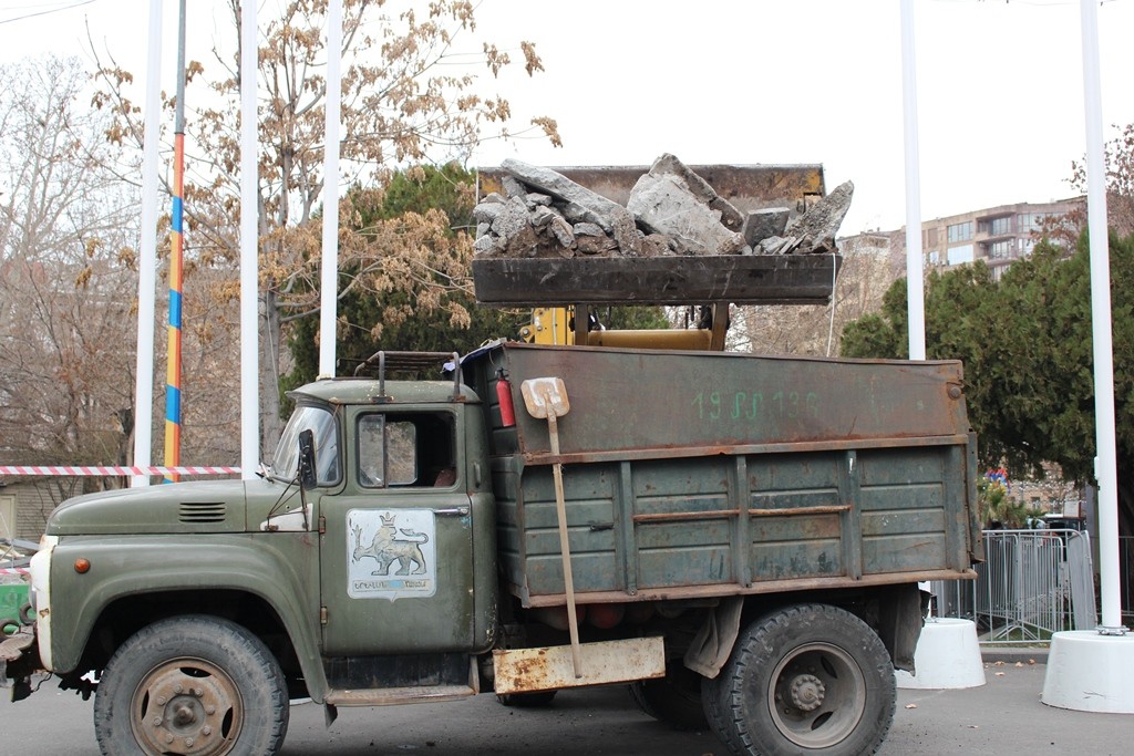 Protests as Yerevan authorities demolish cafés around Opera Square