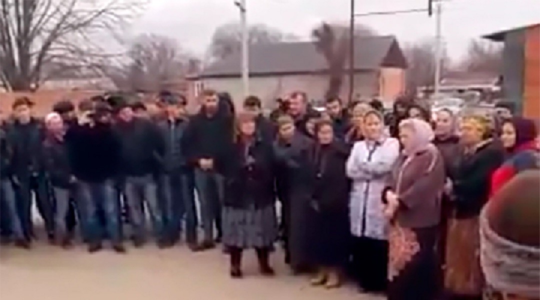 Chechen villagers fight with police over demands for money