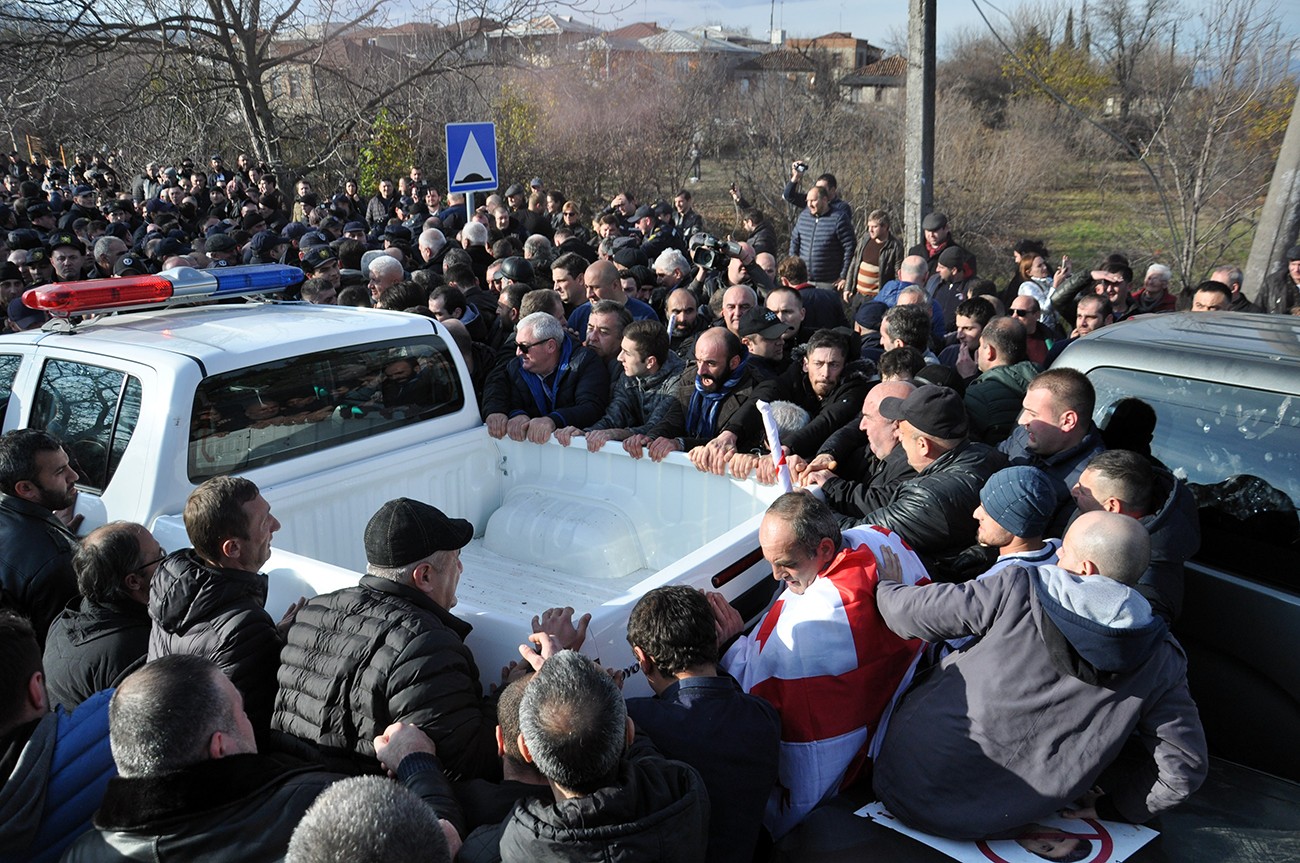 Clashes on road to Telavi as police block protesters from Georgian presidential inauguration