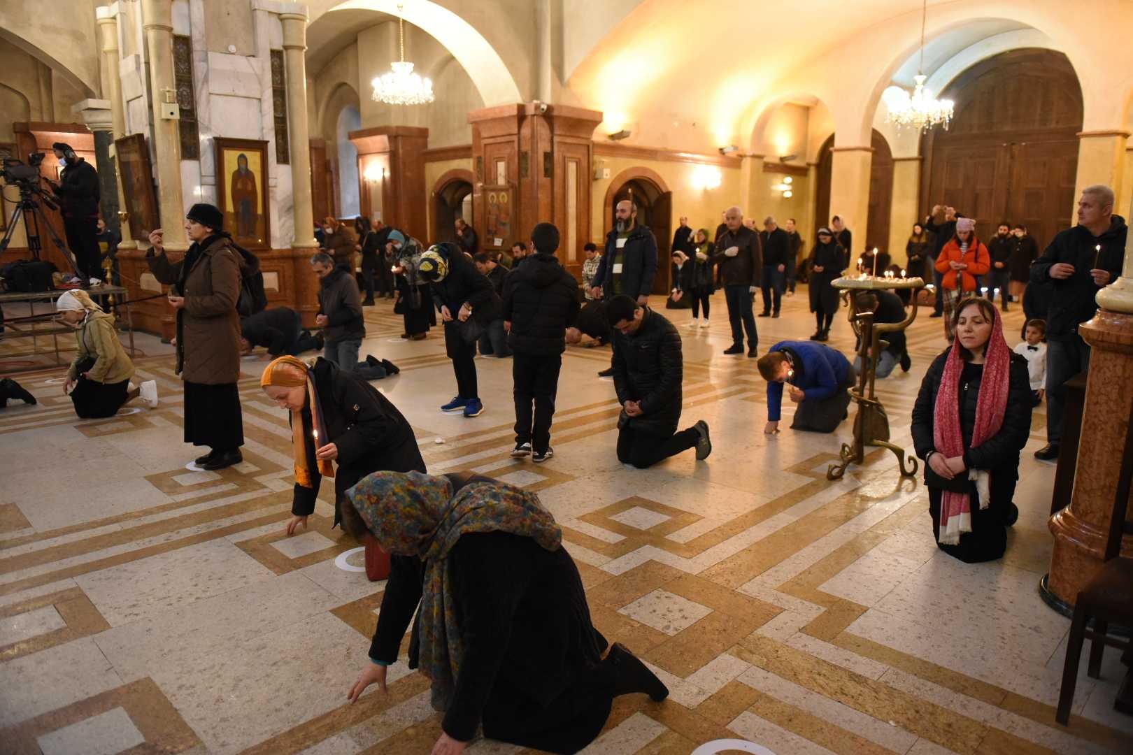 ‘Social  distancing’ measures during Communion on 29 March in the Holy Trinity Cathedral in Tbilisi. Photo: Mariam Nikuradze/OC Media.