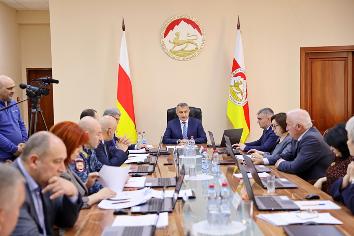 Anatoly Bibilov chairing a cabinet meeting on 27 March. Official photo.