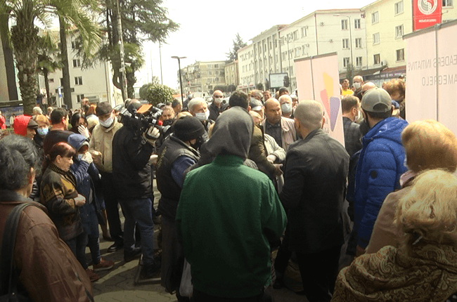 Distribution of face masks and sanatiser in Zugdidi. Photo: Odishi News.